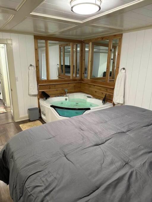 Hot Tub 5 Beds Apartment Moorhead Exterior photo
