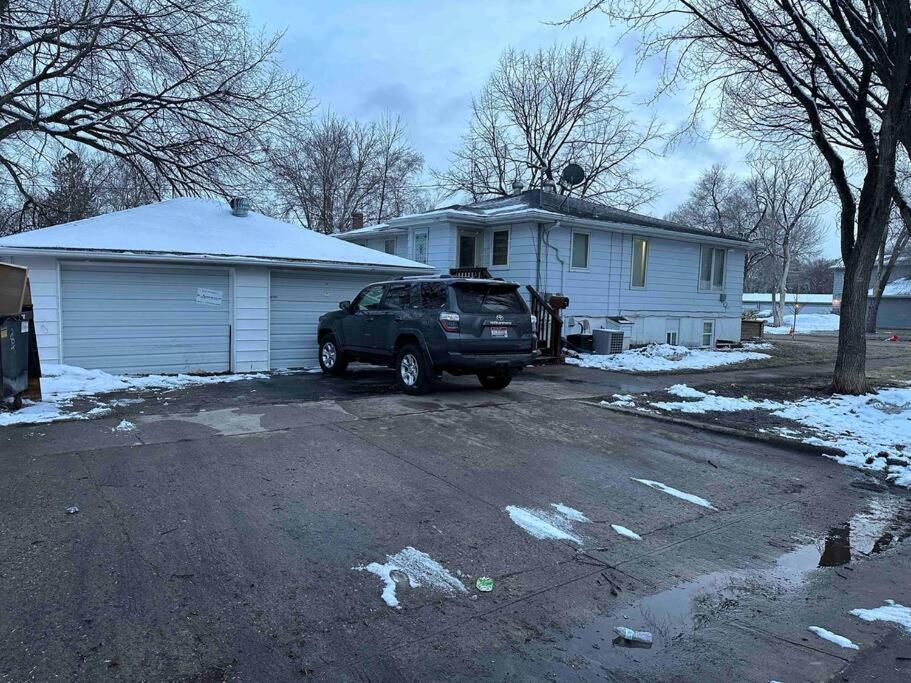 Hot Tub 5 Beds Apartment Moorhead Exterior photo