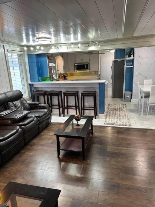 Hot Tub 5 Beds Apartment Moorhead Exterior photo